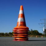 Straßensperrung: Leitkegel auf Straße
