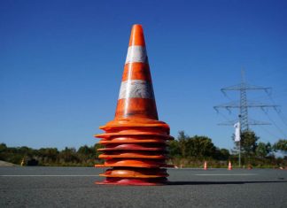 Sperrung auf der Elbchaussee in den Sommerferien Sperrung: Leitkegel auf Straße