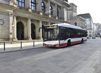 Neue Busfahrpläne für die Sommerferien Seitenansicht von einem Bus der Hamburger Hochbahn AG