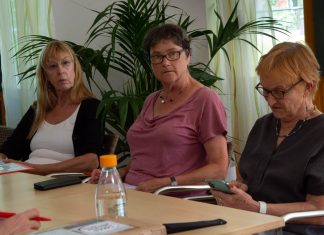 „Die Omas müssen so aktiv werden, dass keiner mehr auf die Idee kommt, rechts zu werden.“ Die Omas hören einander beim Diskutieren zu.