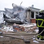 Explosion und Brand in Finkenwerder Schule Brand in Finkenwerder Schule: ein zerstörtes Verwaltungsgebäude mit Feuerwehrmann.