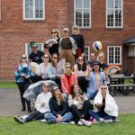 Die Finken gönnen sich eine Sommerpause Masterstudiengang Digitale Kommunikation sitzen auf Tischen.