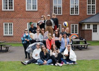 Die Finken gönnen sich eine Sommerpause Masterstudiengang Digitale Kommunikation sitzen auf Tischen.