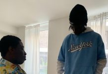 „Die Ukraine ist auch unser Zuhause“ Praise steht dem sitzenden Juan gegenüber. Die beiden Studenten aus Nigeria, die aus der Ukraine geflohen sind, unterhalten sich.