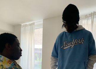 „Die Ukraine ist auch unser Zuhause“ Praise steht dem sitzenden Juan gegenüber. Die beiden Studenten aus Nigeria, die aus der Ukraine geflohen sind, unterhalten sich.