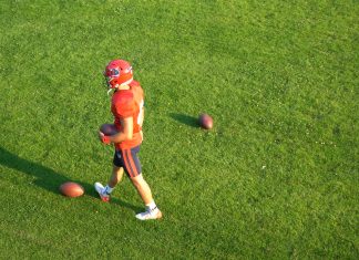 FINK.HAMBURG zu Besuch bei den Hamburg Sea Devils Ein Quarterback der Hamburg Sea Devils vor grünem Rasen.