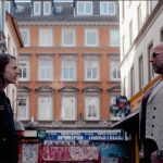 Diese Filme spielen in Hamburg Ein Jugendlicher steht auf der linken Seite des Bildes und ein älterer Mann auf der rechten Seite. Die Straße auf der sie stehen ist auf dem Kiez in Hamburg.
