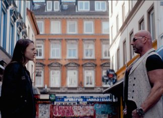 Diese Filme spielen in Hamburg Ein Jugendlicher steht auf der linken Seite des Bildes und ein älterer Mann auf der rechten Seite. Die Straße auf der sie stehen ist auf dem Kiez in Hamburg.