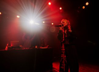 Paula Hartmann füllt Ballsaal im Uebel & Gefährlich Paula Hartmann und FRISO im Uebel & Gefährlich.