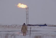 Zündstoff einer Generation Mensch steht in Einöde vor Ölraffinerie