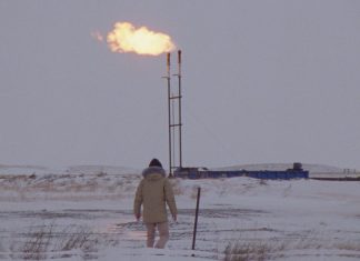 Zündstoff einer Generation Mensch steht in Einöde vor Ölraffinerie