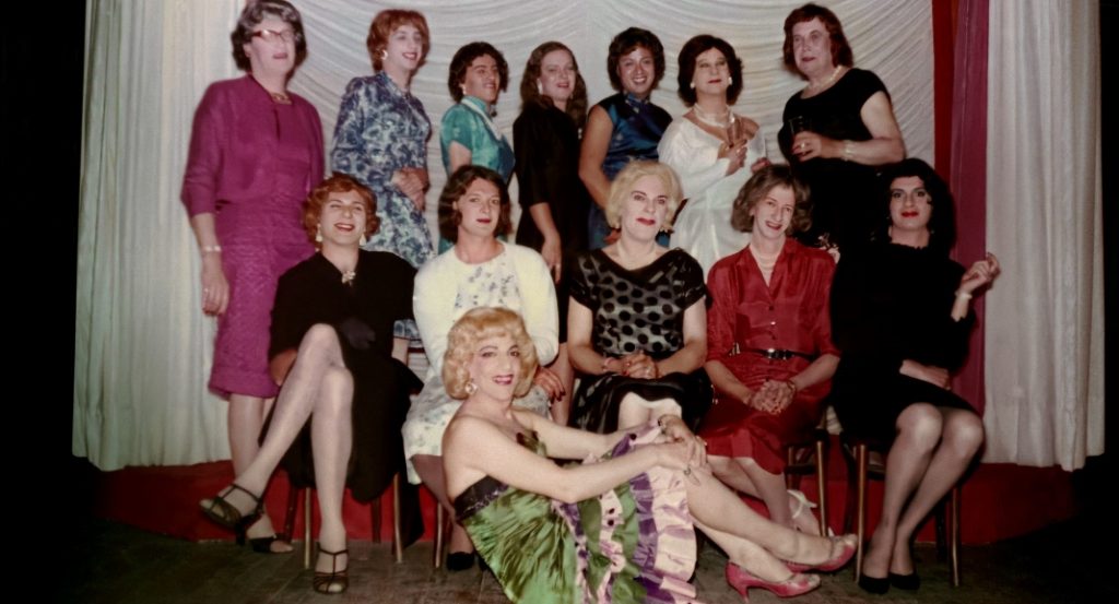 Frauen in Kleidern posieren für ein Gruppenfoto