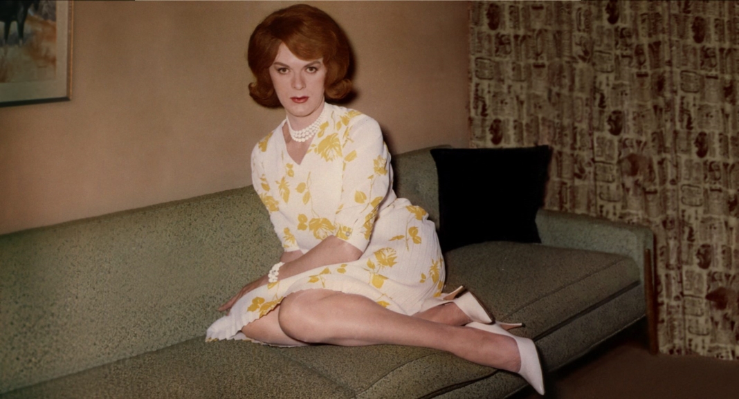 Frau posiert im Kleid auf einem Sofa
