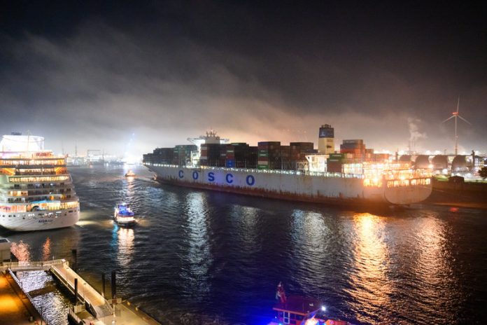EinstiContainerschiff von Cosco im Hamburger Hafen