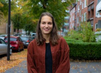 „Balconies”: Absurde Bühnen des Alltags Anja Gurres vor einer herbstlichen Wohnsiedlung