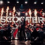 Zwischen Bandzoff und Partyparolen: Kein Platz für Tiefe in Scooter-Doku FCK 2020 – Zweieinhalb Jahre mit Scooter, Leadsänger srpingt vor feurigem Bühnenbild neben Tänzerinnen in die Luft