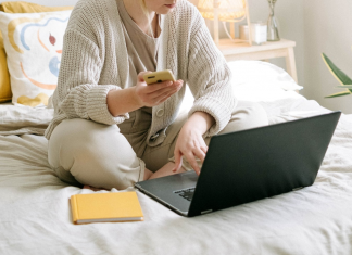 Suchtberatung geht jetzt auch digital Suchtberatung jetzt auch digital: Frau sitzt auf ihrem Bett am Laptop