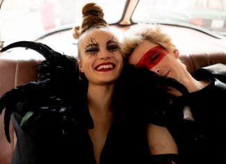 DDR-Mode aus Duschvorhängen und Leichenfolie Rezension In einem Land, das es nicht mehr gibt: Die Charaktere Suzie und Rudi in bunten Kostümen.