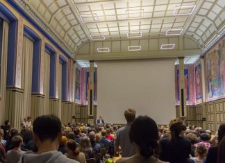Lauter Protest gegen Ruangrupa-Gastprofessur an HFBK Aula der HFBK zur Semestereröffnung.