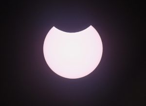 Abbildung einer partiellen Sonnenfinsternis, wie sie auch am 25.10.2022 erwartet wird.