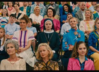 “Serviam — Ich will dienen”: Religiöser Fanatismus in der Oberschicht Rezension Serviam - Ich will dienen: Die Schwester sitzt als einzige Klosterangehörige zwischen bunt gekleideten Eltern