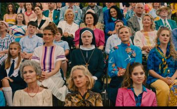 “Serviam — Ich will dienen”: Religiöser Fanatismus in der Oberschicht Rezension Serviam - Ich will dienen: Die Schwester sitzt als einzige Klosterangehörige zwischen bunt gekleideten Eltern