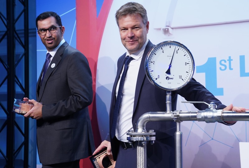 Sultan Al Jaber, Industrieminister der Vereinigten Arabischen Emirate übergibt Robert Habeck eine Testlieferung mit Wasserstoff aus den Vereinigten Arabischen Emiraten