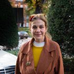 „Da muss man sich dann entscheiden, Zaster oder Kunst“ Ruth Mader steht vor einer Hecke im Freien.