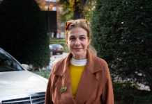 „Da muss man sich dann entscheiden, Zaster oder Kunst“ Ruth Mader steht vor einer Hecke im Freien.