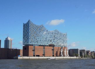 Finken an Bord bei der Filmfest-Hafenrundfahrt Blick auf die Elbphilharmonie von der Elbe aus bei der Filmfest Hafenrundfahrt