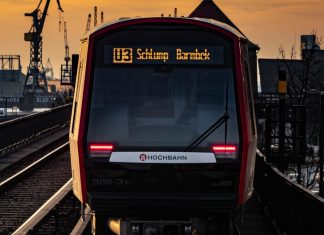 U3-Sperrung dieses und nächstes Wochenende U3-Sperrung: Wagen der Ubahn-Line 3 in Richtung Schlump-Barmbek im Sonnenuntergang an den Landungsbrücken