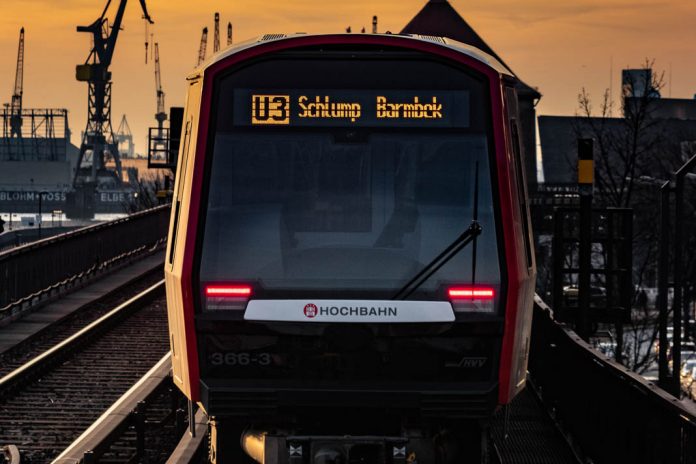 U3-Sperrung: Wagen der Ubahn-Line 3 in Richtung Schlump-Barmbek im Sonnenuntergang an den Landungsbrücken
