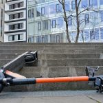 Pilotprojekt E-Scooter: Gegen Falschparken E-Scooter behindert Gehweg. Foto: Boris Mayer/Pixabay