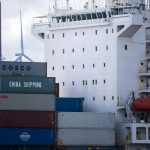 Einflussnahme Chinas auf Hamburger Hafen China im Hamburger Hafen: Chinesisches Containerschiff von Cosco im Hamburger Hafen