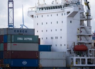 Einflussnahme Chinas auf Hamburger Hafen China im Hamburger Hafen: Chinesisches Containerschiff von Cosco im Hamburger Hafen