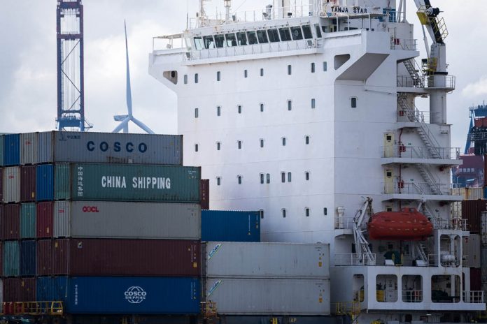 China im Hamburger Hafen: Chinesisches Containerschiff von Cosco im Hamburger Hafen