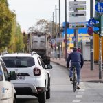 Reeperbahn bekommt rund drei Meter breiten Radfahrstreifen Radfahrere auf der Reeperbahn neben Autos