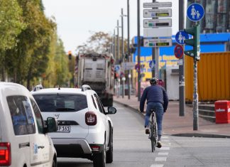 Reeperbahn bekommt rund drei Meter breiten Radfahrstreifen Radfahrere auf der Reeperbahn neben Autos