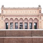 Hamburg will Vorbild in Energie- und Klimakrise sein Hamburg will Vorbild in Klima- und Energiekrise sein: Besucher gehen über den Vorplatz der Hamburger Kunsthalle. Das Gebäude gehört zu den zahlreichen öffentlichen Liegenschaften der Hansestadt.