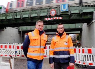 Vier Brücken für Wandsbek-Gartenstadt Zwei Männer mit orangenen Warnwesten vor der Hamburger U-Bahn Haltestellte Wandsbek-Gartenstadt. Dort werden vier Brücken erneuert.