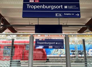 Letzter Halt: Tropenburgsort Haltestelle der S-Bahn S2 und S21. Statt Rothenburgsort steht am Haltestellenschild "Tropenburgsort". Anlässlich der Klimakonferenz hat der HVV Hamburger Haltestellten umbenannt.
