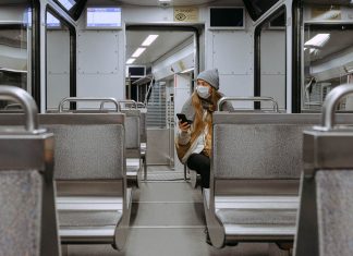 Die Angst vor Corona-Erkrankung sinkt Frau mit roten Augen sitzt im leeren Bus.