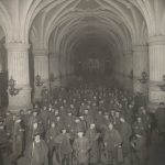 Bewaffnete Soldaten in der Rathausdiele, 1919, Foto Atelier Schaul, Staatsarchiv Hamburg