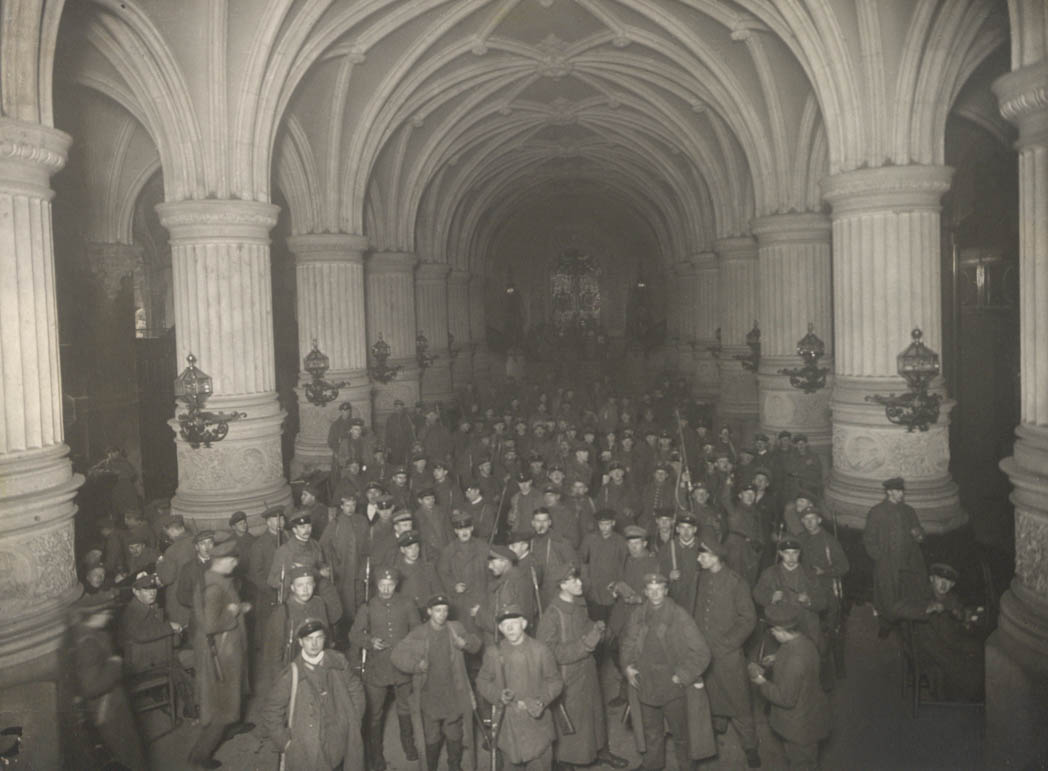 Bewaffnete-Soldaten-in-der-Rathausdiele-1919-Foto-Atelier-Schaul-Staatsarchiv-Hamburg