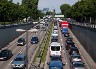A7 Sperrung aufgehoben Autos im Stop And Go auf einer Autobahn, ähnlich wie zuletzt in Hamburg, wegen der A7 Sperrung.