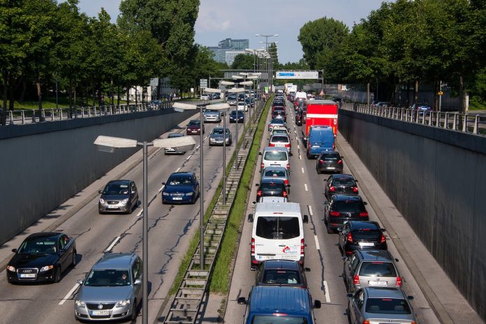 Autos im Stop And Go auf einer Autobahn, ähnlich wie zuletzt in Hamburg, wegen der A7 Sperrung.