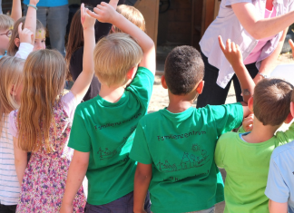 Kita-Streik: Beschäftigte gehen wegen Personalmangel auf die Straße Kita-Streik: Beschäftigte gehen wegen Personalmangel auf die Straße:Kinder stehen im Kreis und heben die Hände