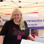 Britta Rehr, Mitglied Ärzte gegen Tierverusche, beim Veganen Straßenfest in Hamburg. Foto: Laura Grübler