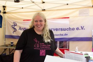 Britta Rehr, Mitglied Ärzte gegen Tierverusche, beim Veganen Straßenfest in Hamburg. Foto: Laura Grübler
