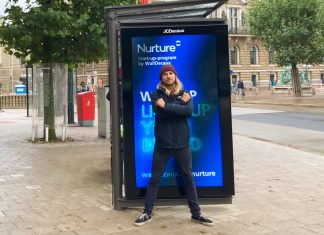 Licht aus, Werbung raus? Jonas Bannert von Hamburg Werbefrei steht vor einem digitalen City Light Poster.